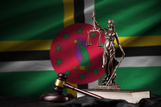 Флаг Доминики со статуей конституции дамы-судьи и молотком судьи на черной драпировке Концепция суждения и вины