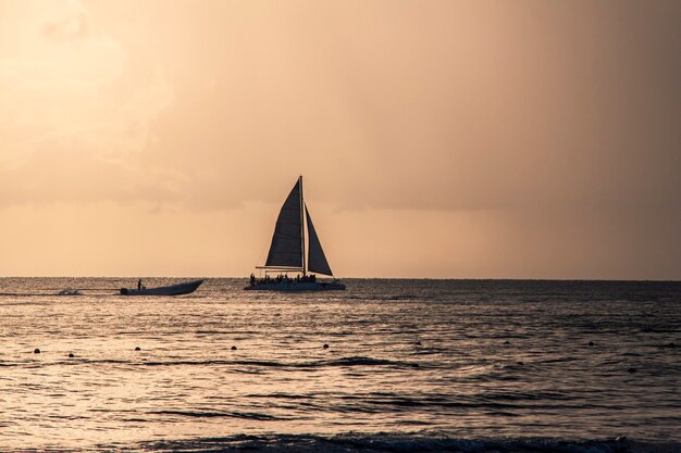 Dominica zonsondergang met boot een zee aan de horizon