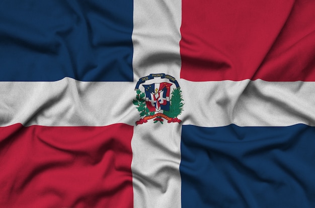 도미니카 공화국 국기는 많은 주름이있는 스포츠 천으로 묘사됩니다.