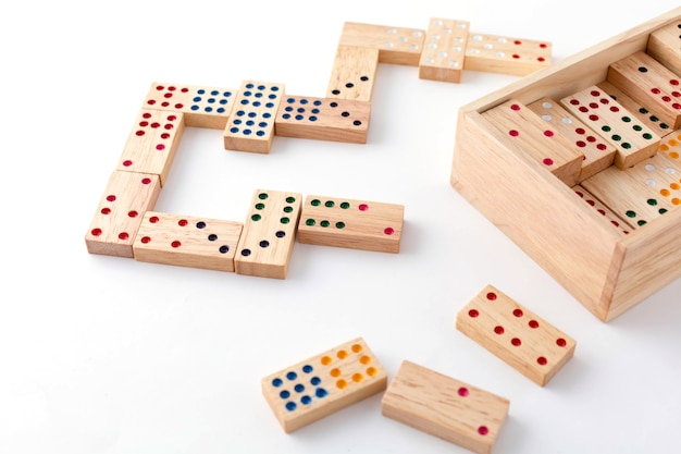 Gioco di domino su sfondo bianco