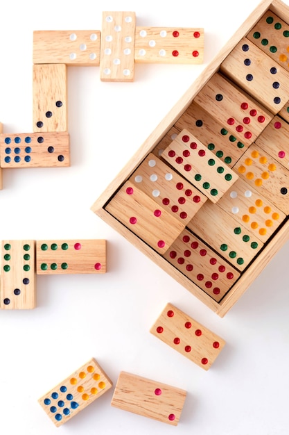 Foto gioco di domino su sfondo bianco