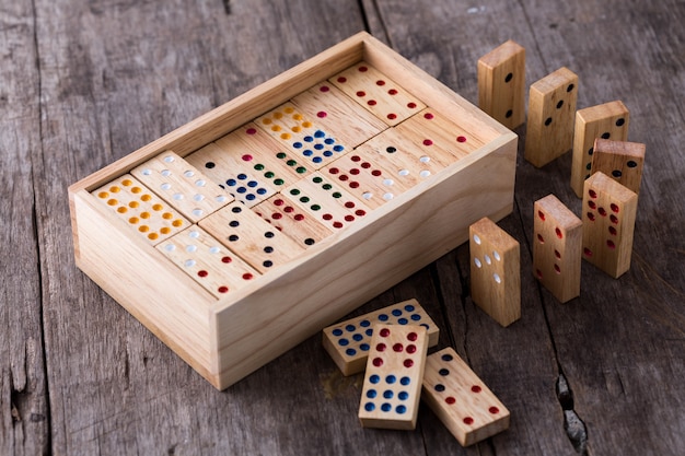 Gioco di domino sul tavolo di legno