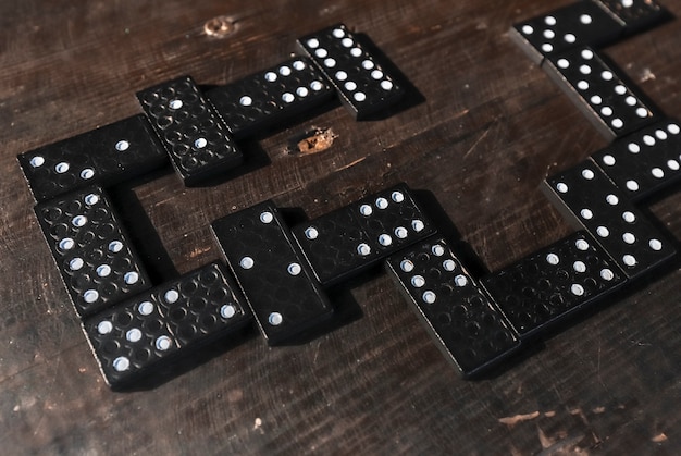 Pezzi del domino su tavola di legno in ordine di gioco