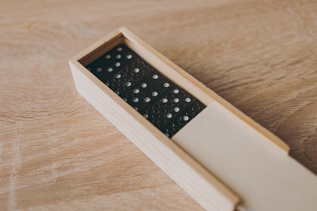 Domino's in een houten kist op tafel