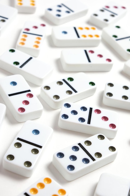 Domino's met kleurrijke kleuren op een witte achtergrond