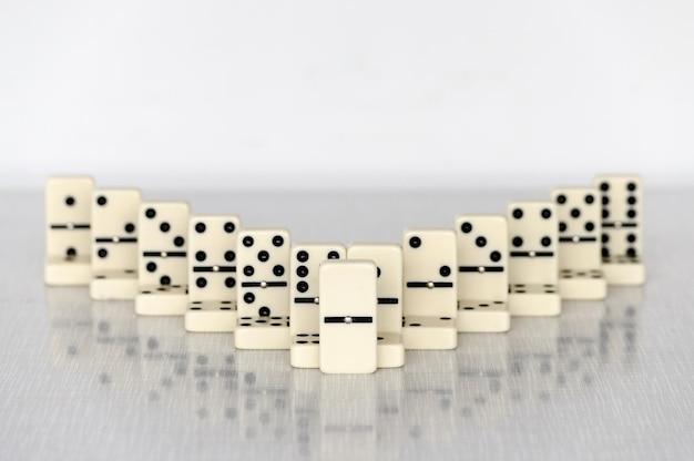 Foto domino's op tafel.