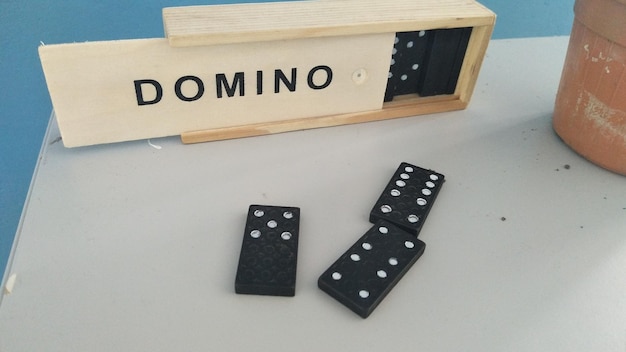 Foto domino's op tafel.