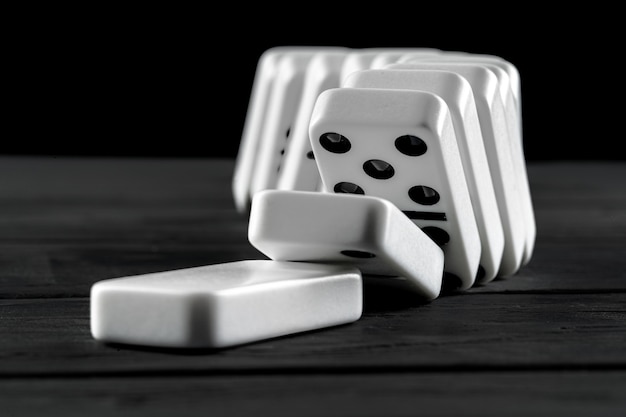 Domino-spel. Domino's op een zwarte tafel