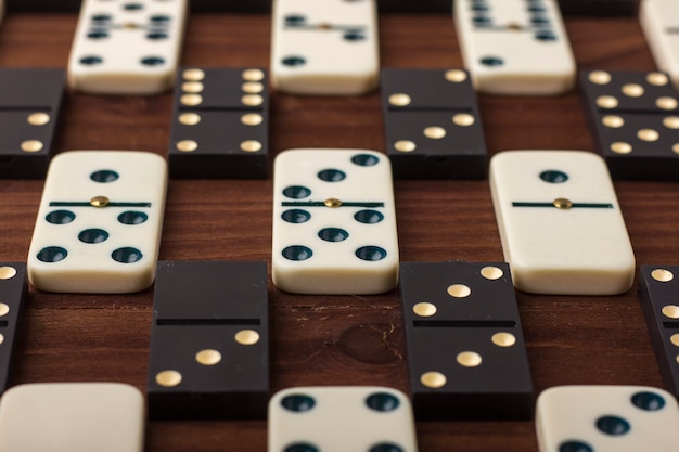 Domino stukken in zwart en wit