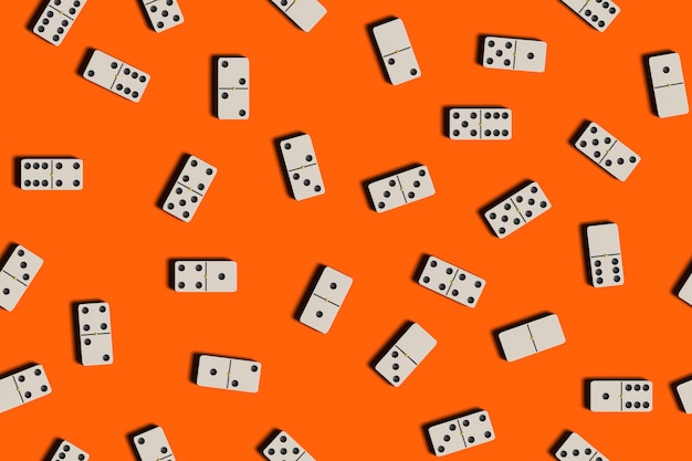 Domino tegels op een oranje achtergrond.