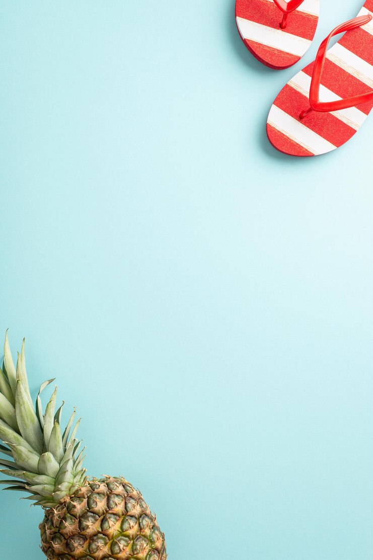 Dompel jezelf in de magie van de zomer met deze levendige bovenste verticale uitzicht platte leg verken een flip-flops ananas op een pastelblauwe achtergrond met een lege ruimte voor uw tekst of advertentie