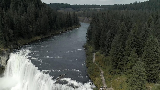 Dompel jezelf onder in de adembenemende schoonheid van deze prachtige waterval natuurfoto