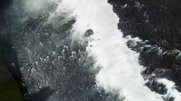 Dompel jezelf onder in de adembenemende schoonheid van deze prachtige waterval natuurfoto