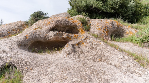 Photo domus de janas and necropolis of santu pedru ancient nuragic tombs in alghero north sardinia