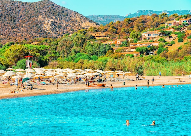 Домус-де-Мария, Италия - 14 сентября 2017 г.: Пляж Чиа на голубых водах Средиземного моря в провинции Кальяри на юге Сардинии в Италии.