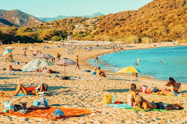 Домус-де-Мария, Италия - 14 сентября 2017 г.: Люди на пляже Чиа и голубых водах Средиземного моря в провинции Кальяри на юге Сардинии в Италии.