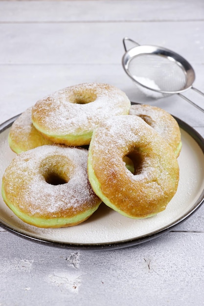 Donat pandan of pandan donuts of donuts is een klassiek recept voor superzachte en donzige donuts