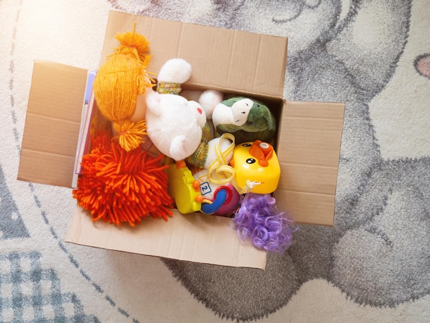 Donatiebox met kinderspeelgoed. speelgoed voor het goede doel in de kinderkamer