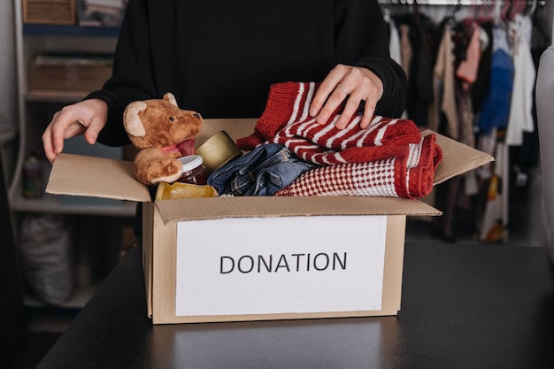 기부 상자 자선 선물 바구니는 난민과 노숙자 크리스마스 크리스마스 자선 기부 상자를 돕습니다.