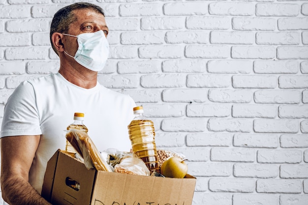 코로나 바이러스 전염병으로 고통받는 사람들을위한 식품 기부 상자