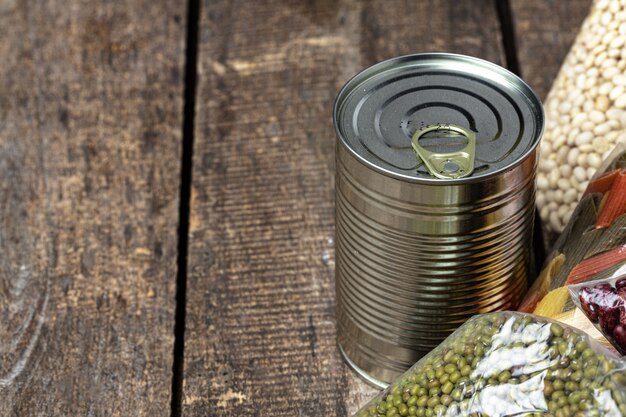 Donazioni di cibo con cibo in scatola sul tavolo. dona il concetto. avvicinamento.