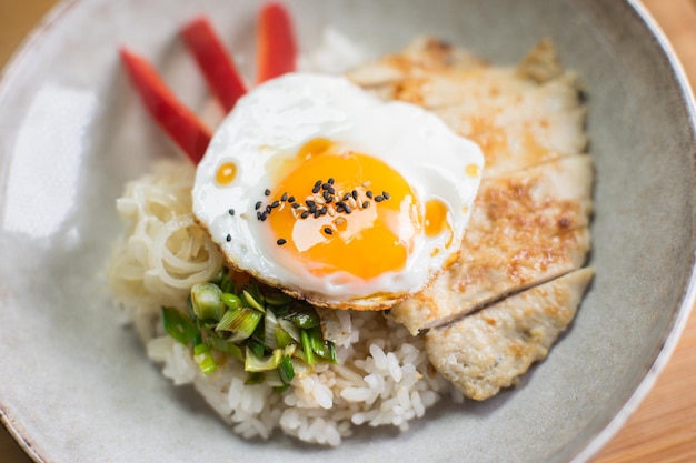 Donburi met kip op Japanse wijze.