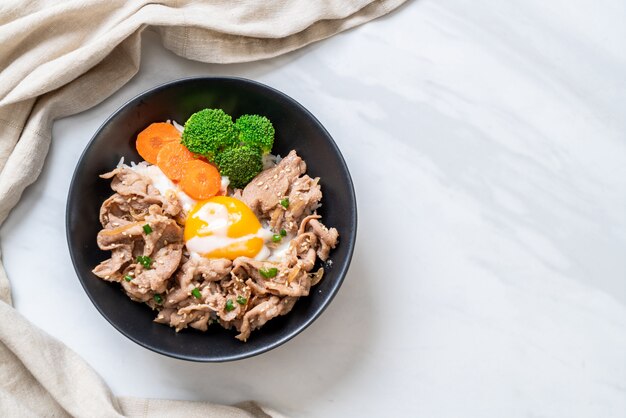 写真 どんぶり、温かい卵と野菜の豚丼