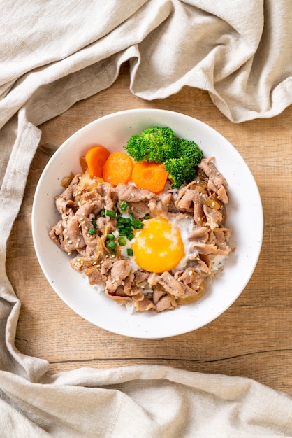 どんぶり、温かい卵と野菜の豚丼