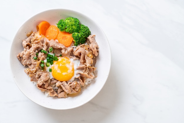 どんぶり、温かい卵と野菜の豚丼