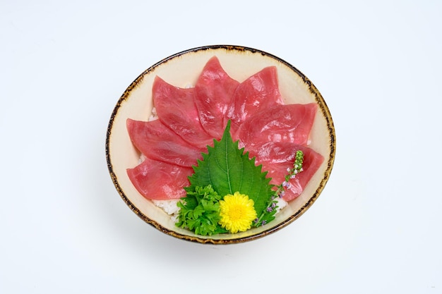 Il maguro crudo affettato donburi ha messo su riso giapponese