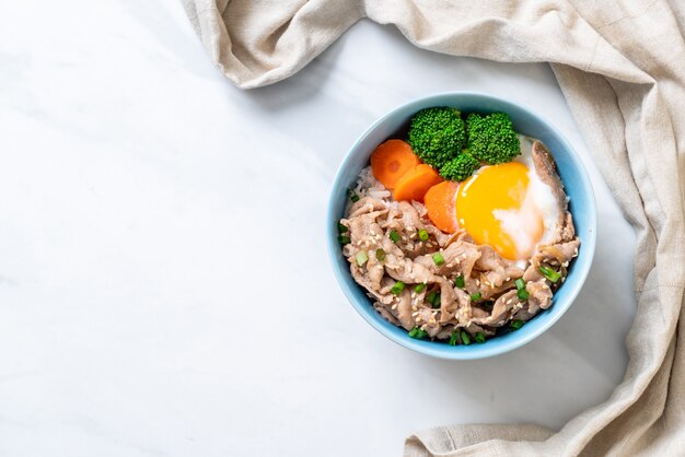 donburi, varkensvlees rijstkom met onsen ei en groente