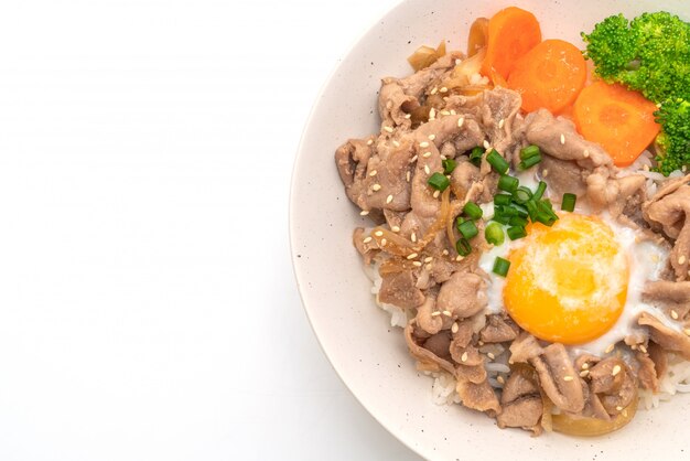 donburi, varkensvlees rijstkom met onsen ei en groente