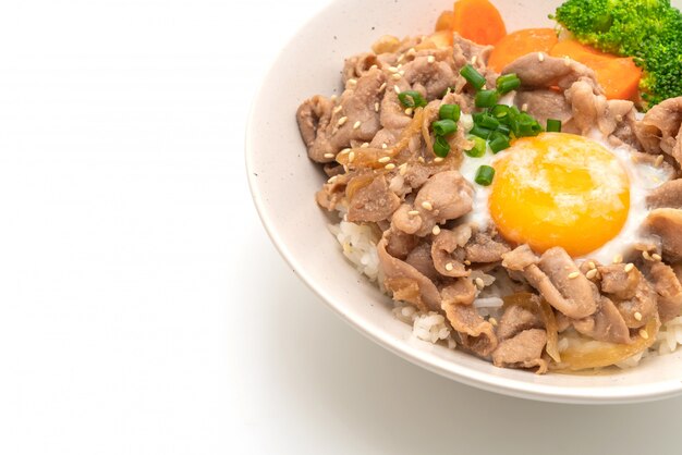 donburi, varkensvlees rijstkom met onsen ei en groente