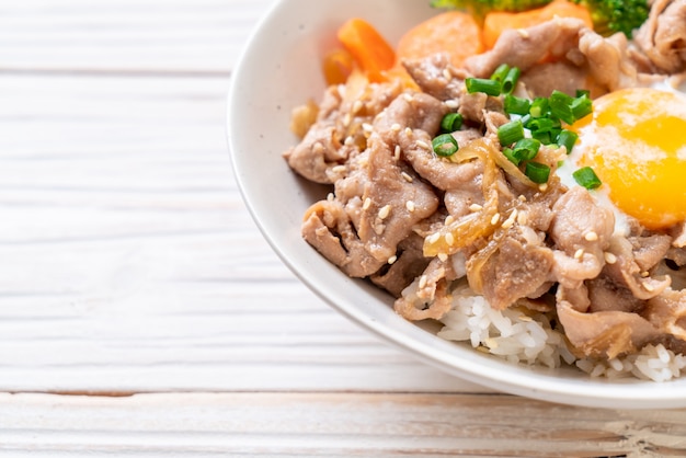 donburi, varkensvlees rijstkom met onsen ei en groente