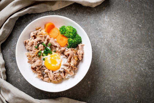 donburi, varkensvlees rijstkom met onsen ei en groente