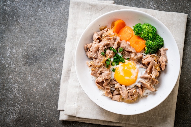 donburi, varkensvlees rijstkom met onsen ei en groente