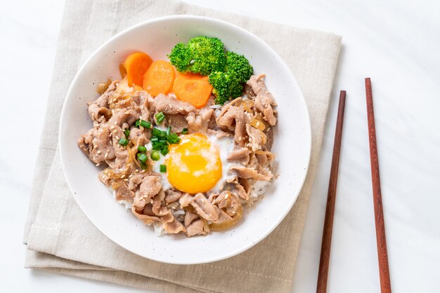 donburi, varkensvlees rijstkom met onsen ei en groente