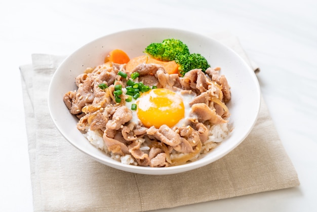 donburi, varkensvlees rijstkom met onsen ei en groente