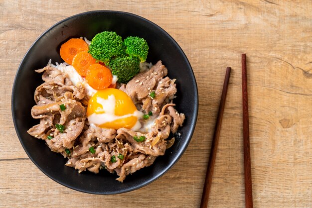 donburi, varkensvlees rijstkom met onsen ei en groente