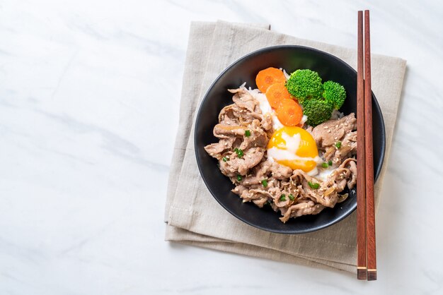 donburi, varkensvlees rijstkom met onsen ei en groente