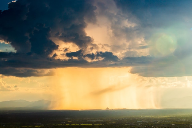 Donder storm lucht Regenwolken