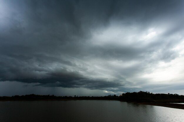 donderstorm hemel regenwolken