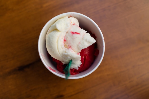 탁자 위에 있는 컵에 있는 Dondurma 다채로운 아이스크림