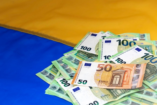 Doneer geld help oekraïne. euro financiële bijstand oekraïne op oekraïense vlag