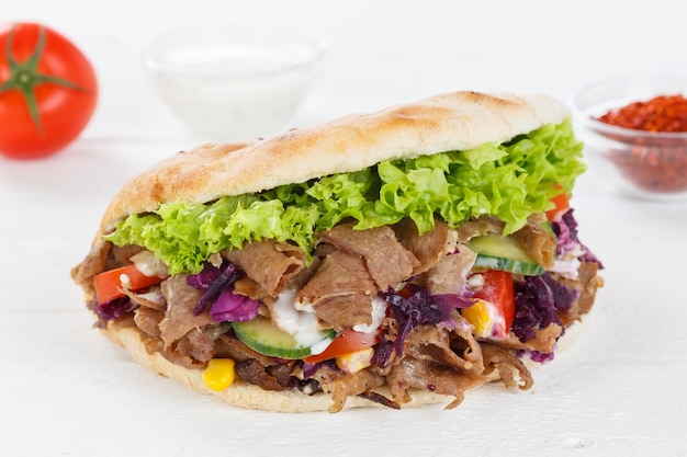 Photo doner kebab doner kebap fast food in flatbread on a wooden board