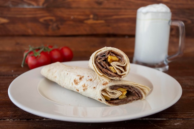 Döner kebab gewikkeld in lavash karnemelk tomaat peper