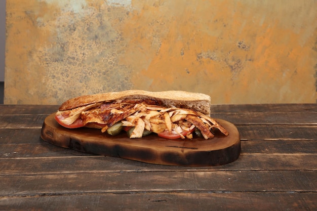Doner 케밥은 커팅 보드에 누워 있습니다. Shawarma와 고기 양파 샐러드는 짙은 오래된 나무에 놓여 있습니다