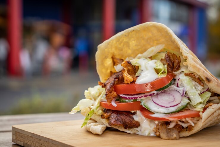 나무 커팅 보드에 현지 길거리 음식 마구간에서 Doner 케밥