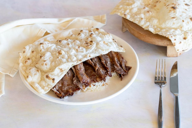 Doner kebab met rijst op plaat op witte achtergrond