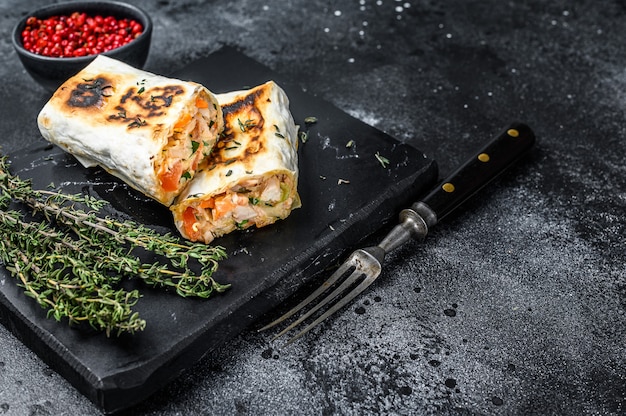 Döner kebab rol in een lavash met kip en rundvlees